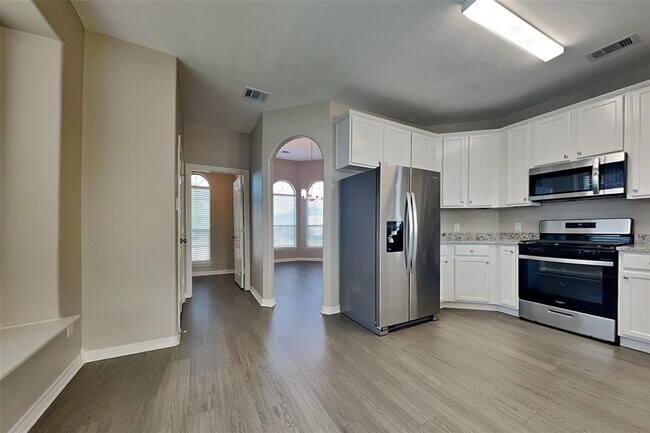 Building Photo - 8000 N Tarrytown Crossing Dr