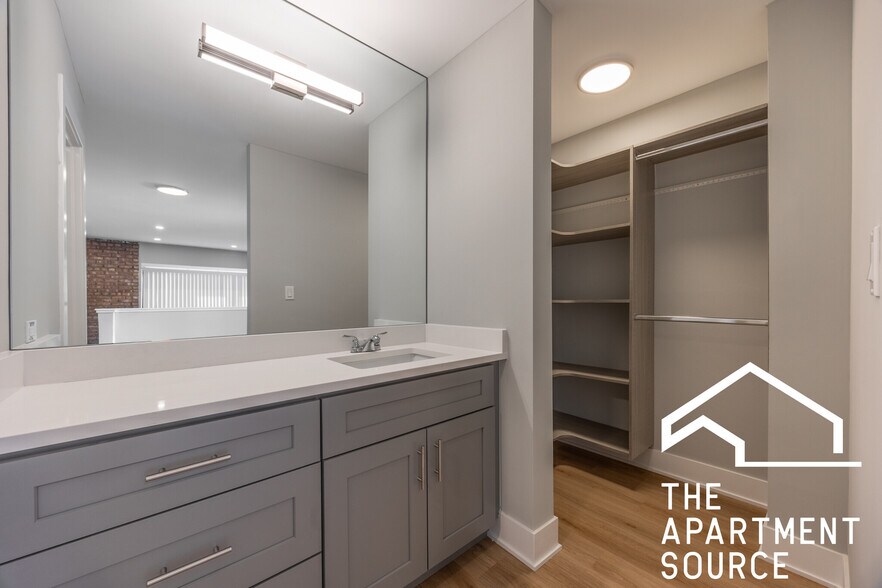 Building Photo - 1223 N La Salle Dr