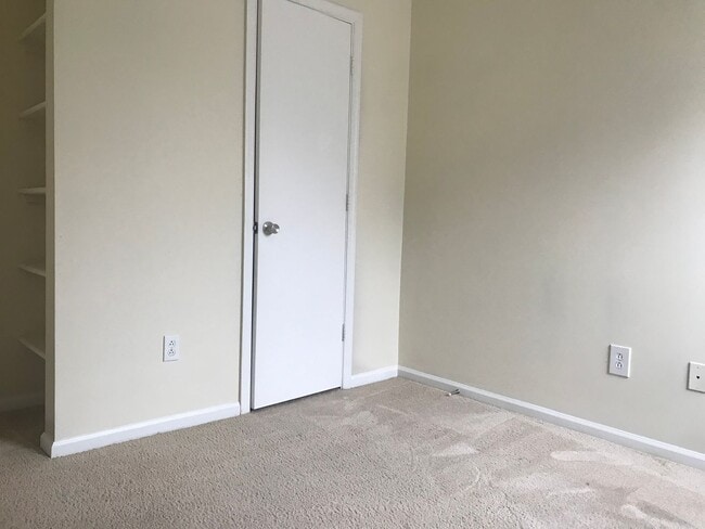 Building Photo - End Unit Townhouse in Virginia Beach