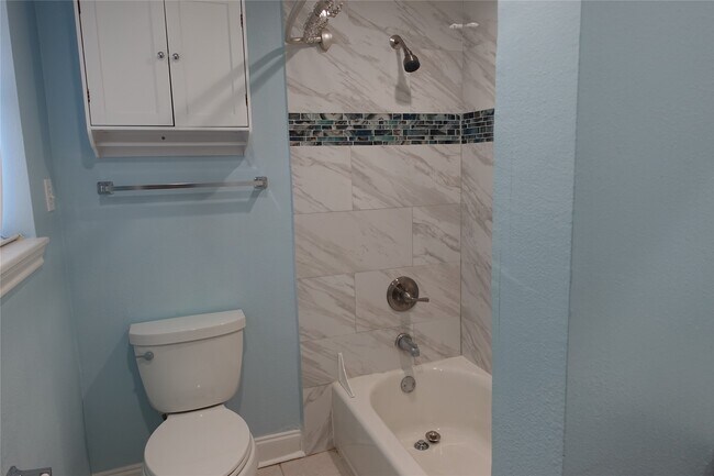 Building Photo - 1102 Winnie St