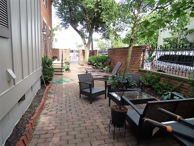 Building Photo - Gorgeous Brick German Village Home!