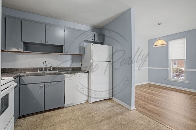Building Photo - Two Bedroom Condo, First Floor, across from Madison Park with stackable washer/dryer!