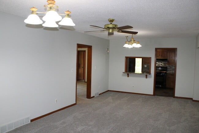 Building Photo - Move in Special - 3bed 2 bath in KCK off T...