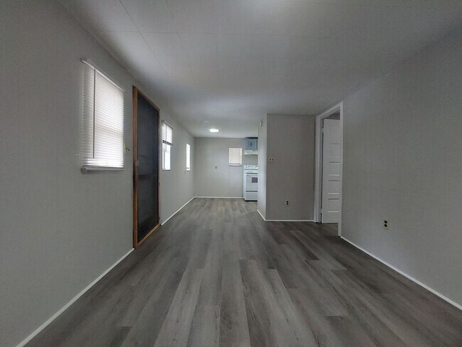 Building Photo - 115 1/2 Lenox St