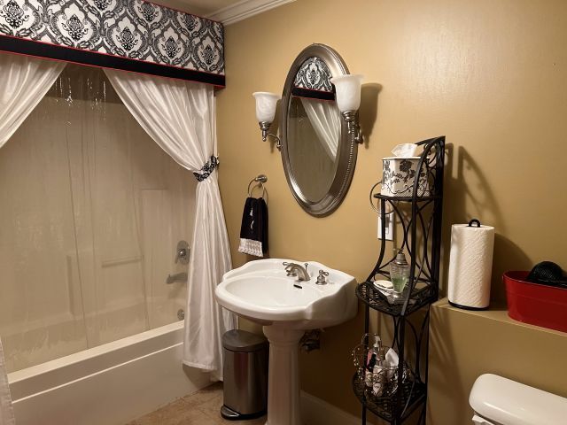 Building Photo - 8910 Pinehurst Cove