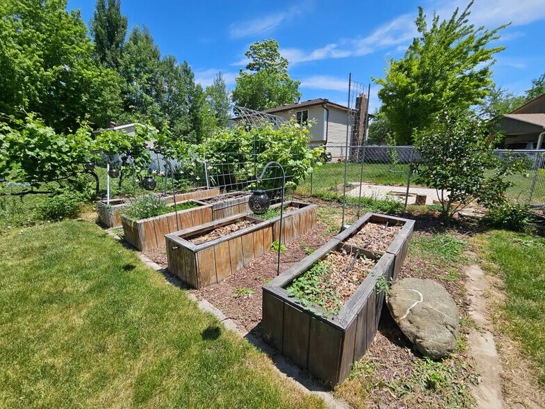 Building Photo - 175 W 400 S