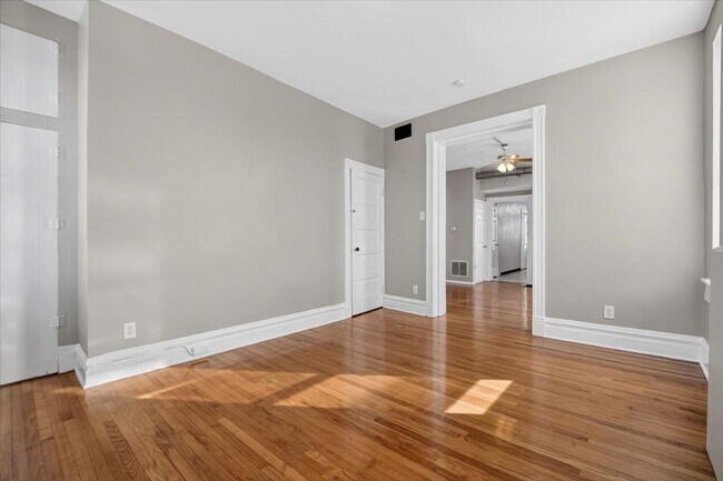 Building Photo - South Side Star