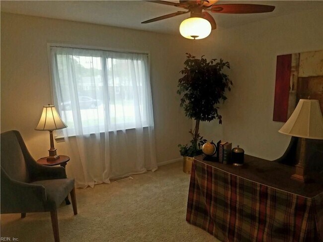 Building Photo - Remodeled 3BR Home in Indian Lakes - Granite Counter Tops and Stainless Steel Appliances