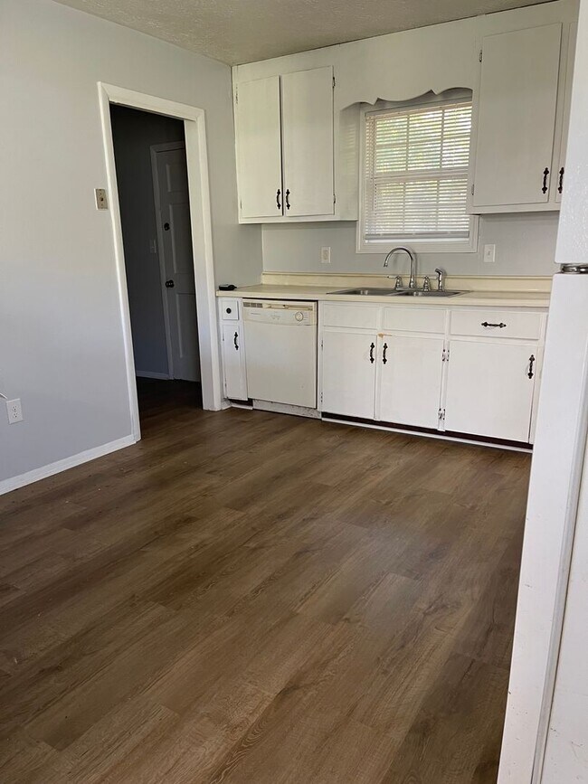 Building Photo - 2 bedroom/1 bath Westside Duplex!