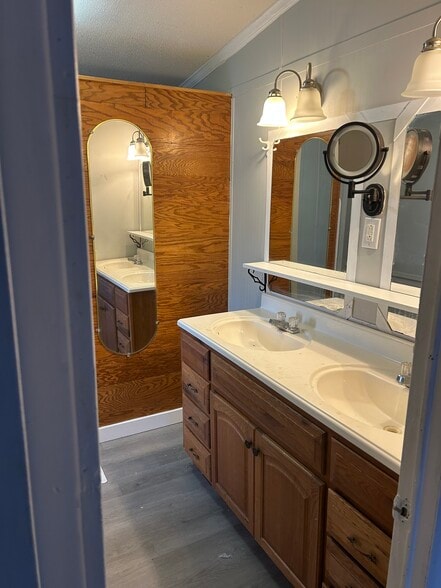 Double Vanity - 503 Vanzant Rd