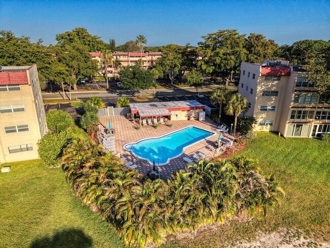 Building Photo - 1035 Country Club Dr