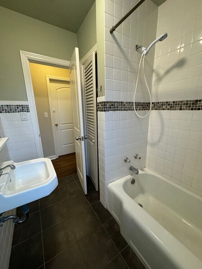 Building Photo - 1BR Apartment for Rent – Walk to Downtown Lake Worth, Beach & Golf