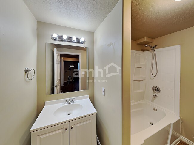 Building Photo - 1329 E 410 S St