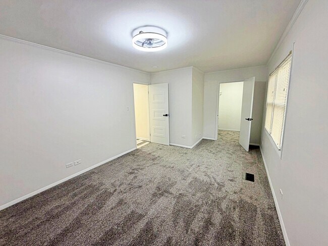 Building Photo - 440 Lear Ct