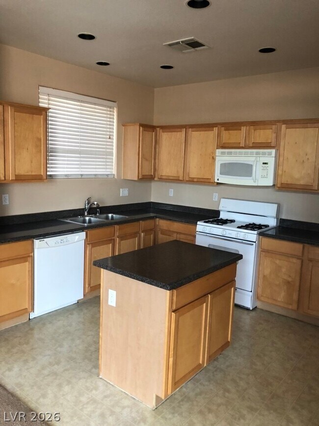 Building Photo - 706 Aloe Yucca Ave