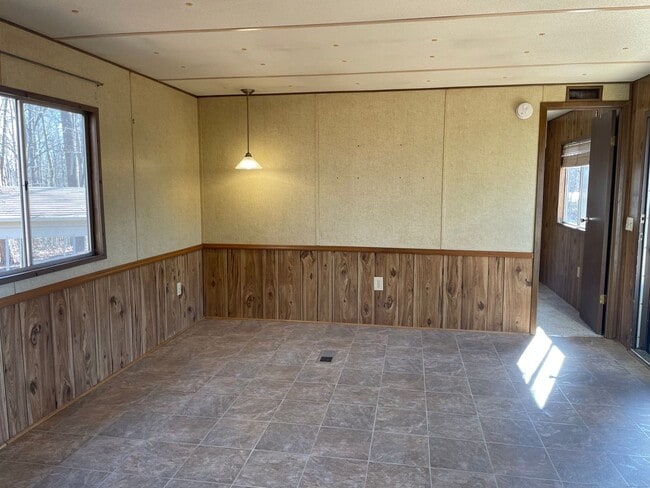 Building Photo - 3 BED, 1.5 BATH MOBILE HOME