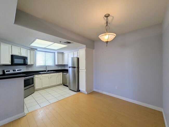 Building Photo - 4925 E Desert Cove Ave