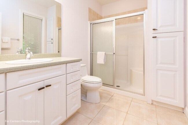 Building Photo - 370 Country Club Dr