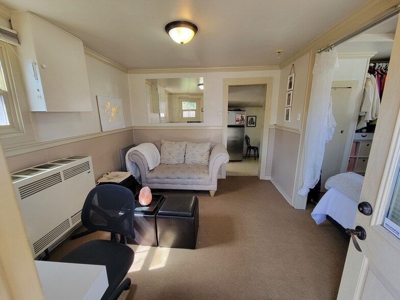 Building Photo - 1675 Ulster St