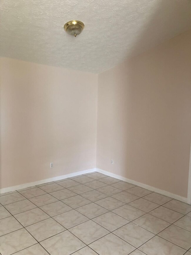Building Photo - East of U.S.One 4 bedroom 3 bath