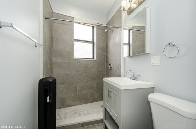 Building Photo - 7622 N Eastlake Ter