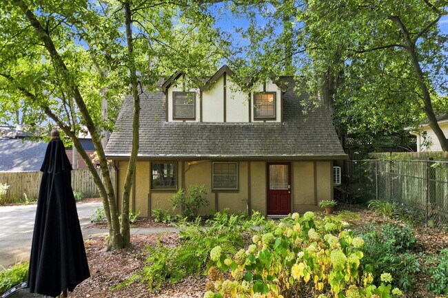 Building Photo - 826 Mentelle Dr NE