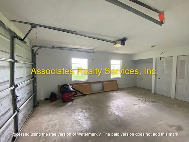 Building Photo - Rare find! 4 bed/3 bath House in Newberry, FL on one acre