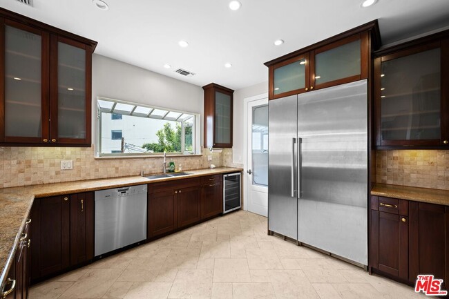 Building Photo - 420 S Beverwil Dr