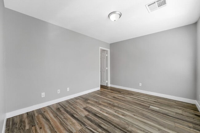 Building Photo - Stylish Hillside Townhome with Scenic Views in Gated Henderson Community!