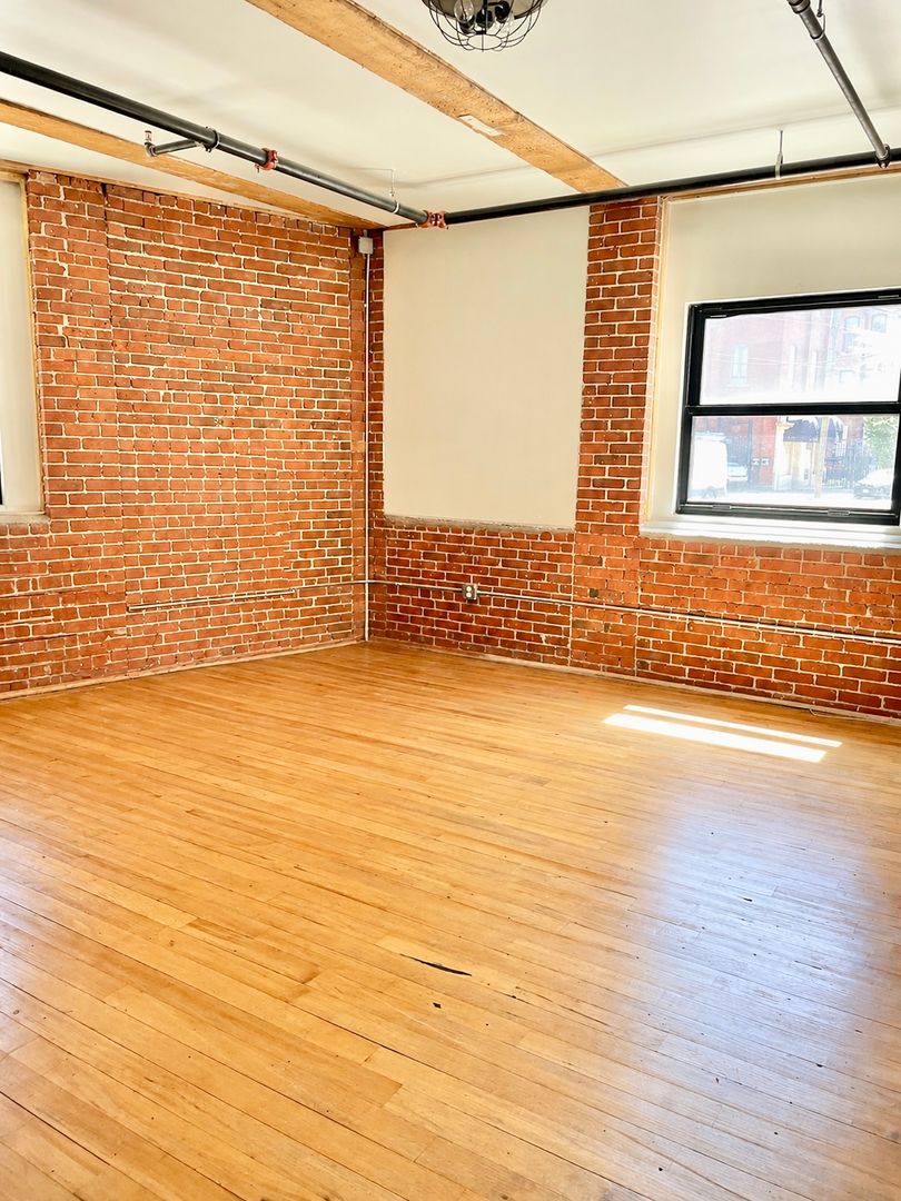 Building Photo - 548 Roosevelt Ave