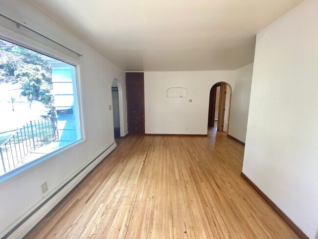 Building Photo - 4 Bed 2 Bath Home!