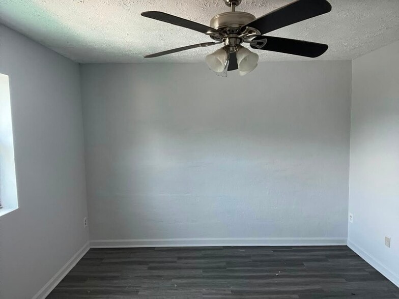 Building Photo - 1237 Shalom Dr