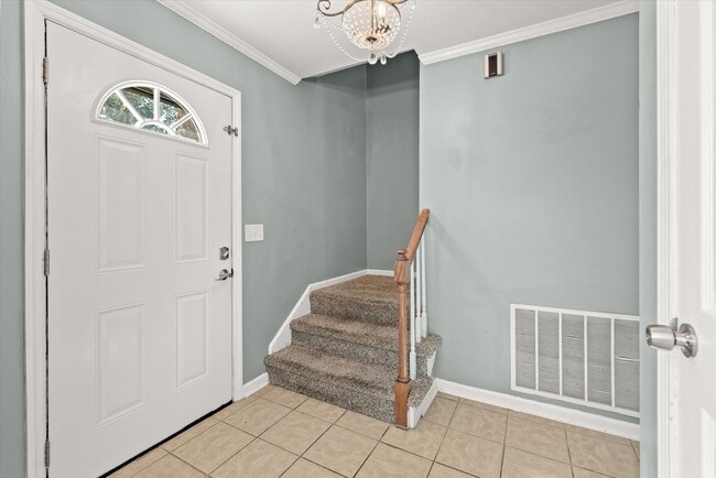 Building Photo - Inviting 3-bedroom, 1.5-bath home in the h...