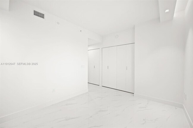 Building Photo - 700 NE 24th St