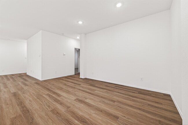 Building Photo - 27410 Oceanus Springs Dr