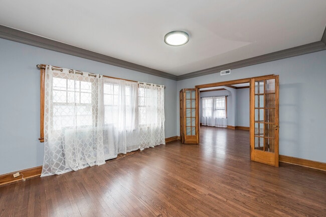 Building Photo - 415 W Ridgeland Ave