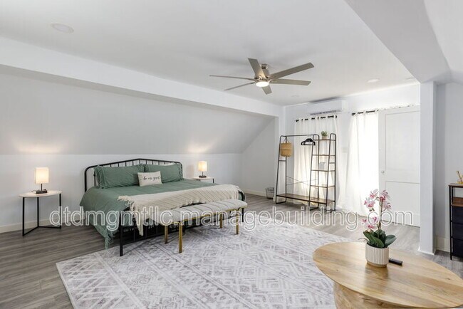 Building Photo - 110 E Craig Pl