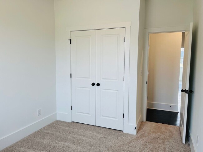 Building Photo - LIKE NEW IN PARK VUE! Townhome located across from Westside Park in Atlanta! MUST SEE!