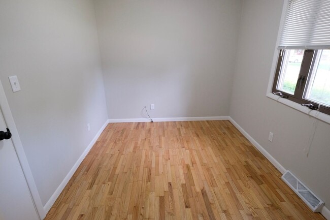Building Photo - Just Remodeled!  3 Bedroom 1 Bath near jus...
