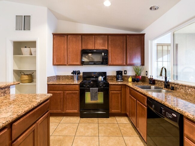 Building Photo - Spacious 4 Bedroom 2 Bathroom Home With A Pool