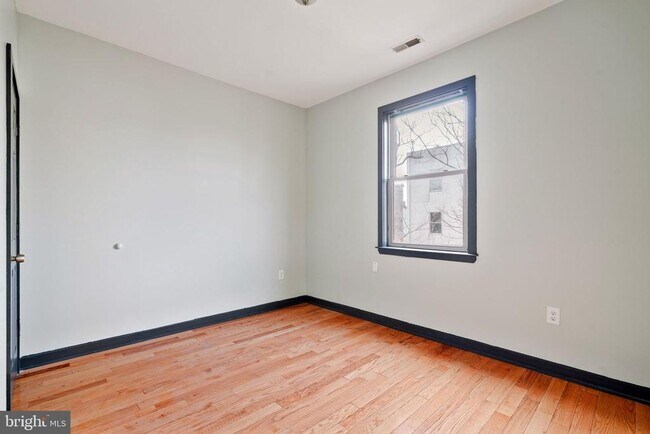 Building Photo - 1930 N Gratz St