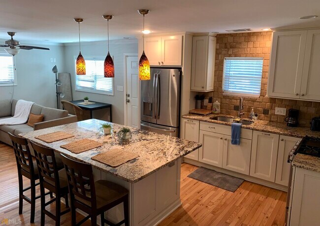 Building Photo - 1637 Laurel Ave NW