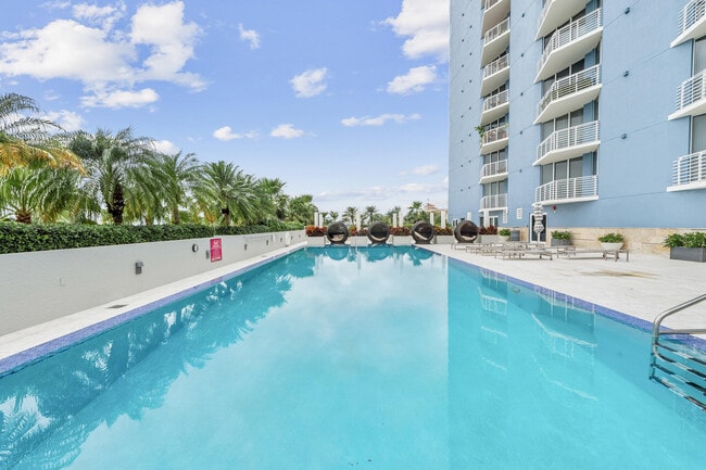 Building Photo - 1551 N Flagler Dr