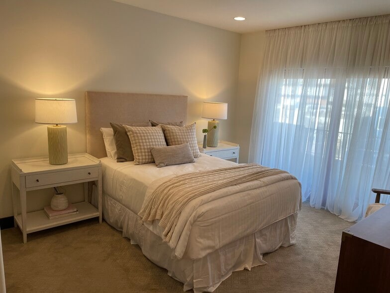 Building Photo - 1215 Armacost Ave