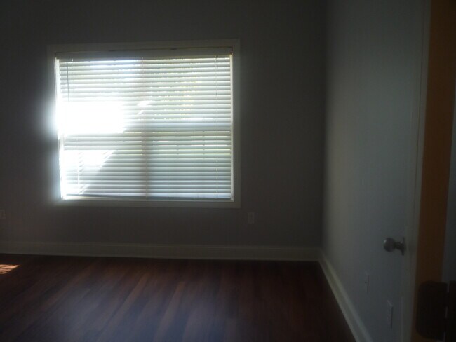 Building Photo - 121 Lagoon Dr