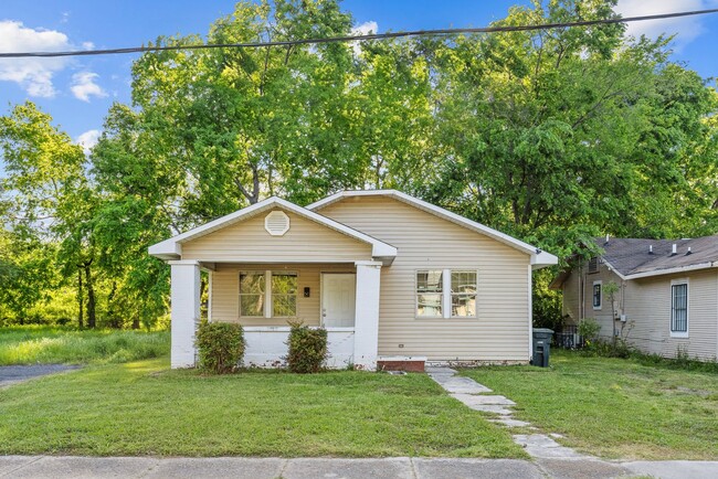 Building Photo - Stylish & Newly Renovated 3 Bedroom 2 Bath...