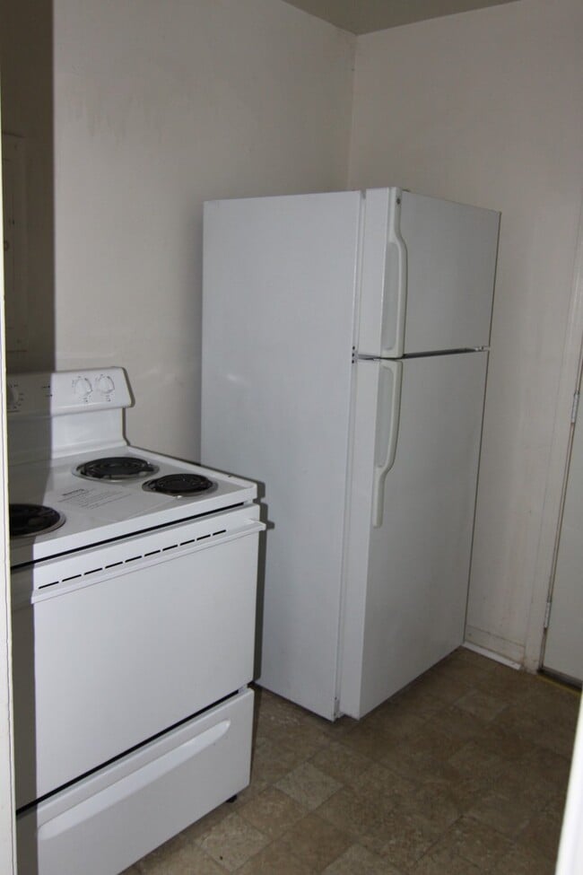 Building Photo - 2 Bedroom Home For Rent Near APSU!