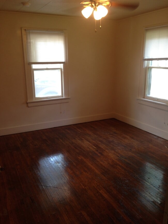 Building Photo - 3 bed, 1 bath house just steps from Missouri State University