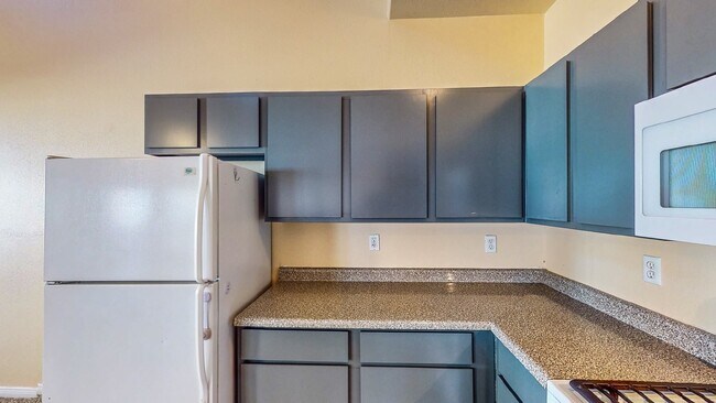 Building Photo - ** 2 weeks free rent. Excluding recurring fees** 2 BDR / 2.5 BATH SPACIOUS HOME