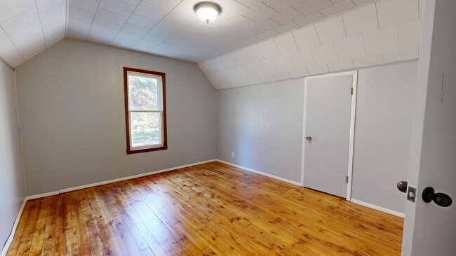 Building Photo - 3- Bedroom, 1- Bath Home with a 2 Car Gara...
